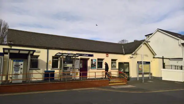 Ashford (Surrey) station